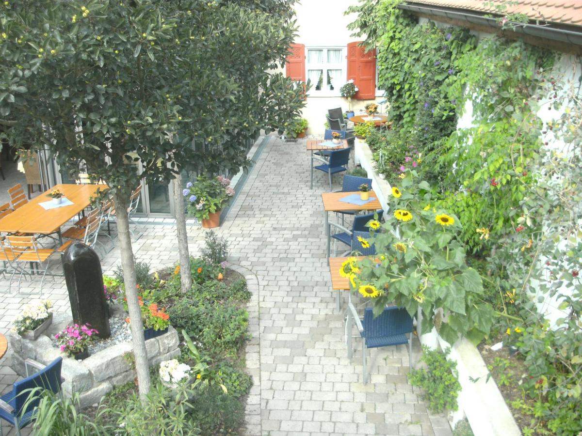 Hotel-Restaurant Goldenes Lamm ดิงเคลส์บืล ภายนอก รูปภาพ