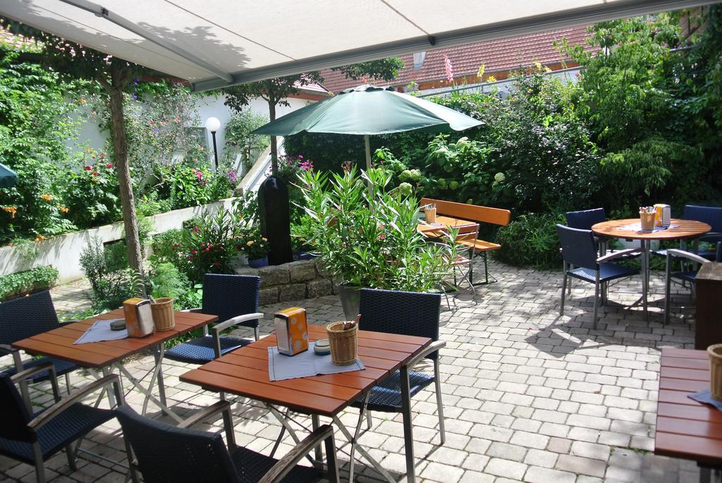 Hotel-Restaurant Goldenes Lamm ดิงเคลส์บืล ภายนอก รูปภาพ