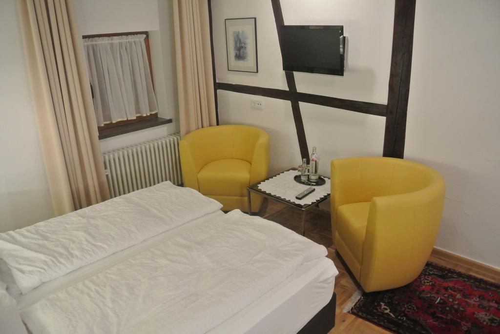 Hotel-Restaurant Goldenes Lamm ดิงเคลส์บืล ภายนอก รูปภาพ