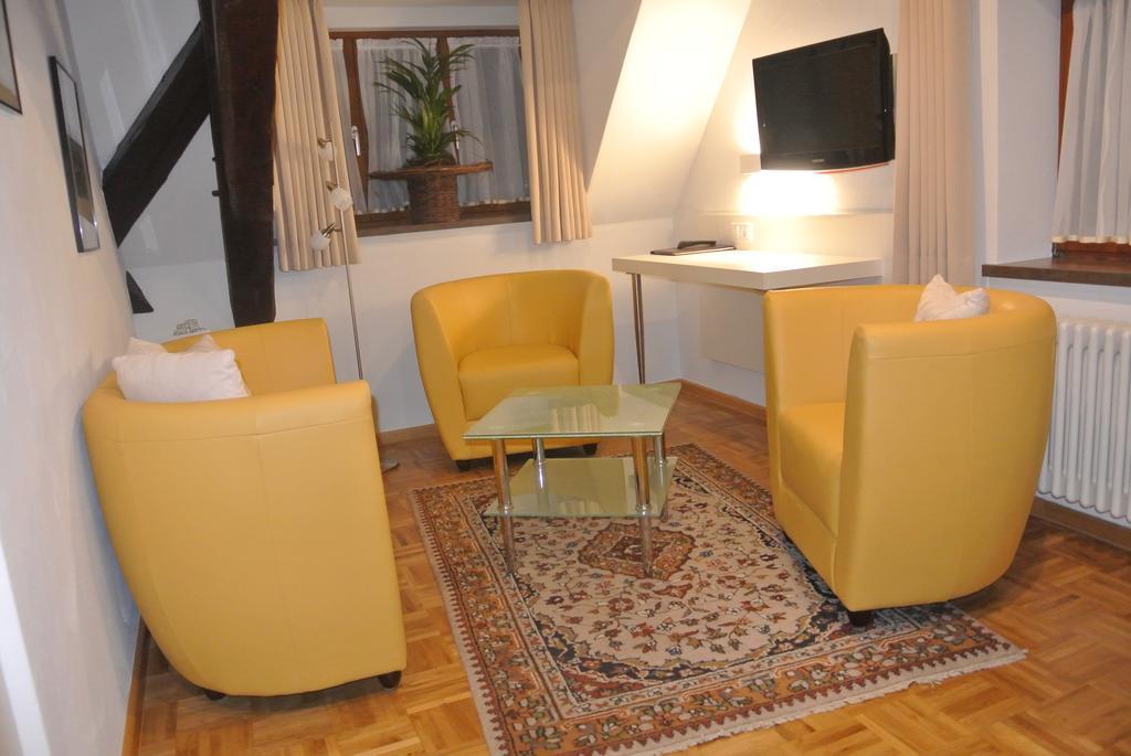 Hotel-Restaurant Goldenes Lamm ดิงเคลส์บืล ภายนอก รูปภาพ
