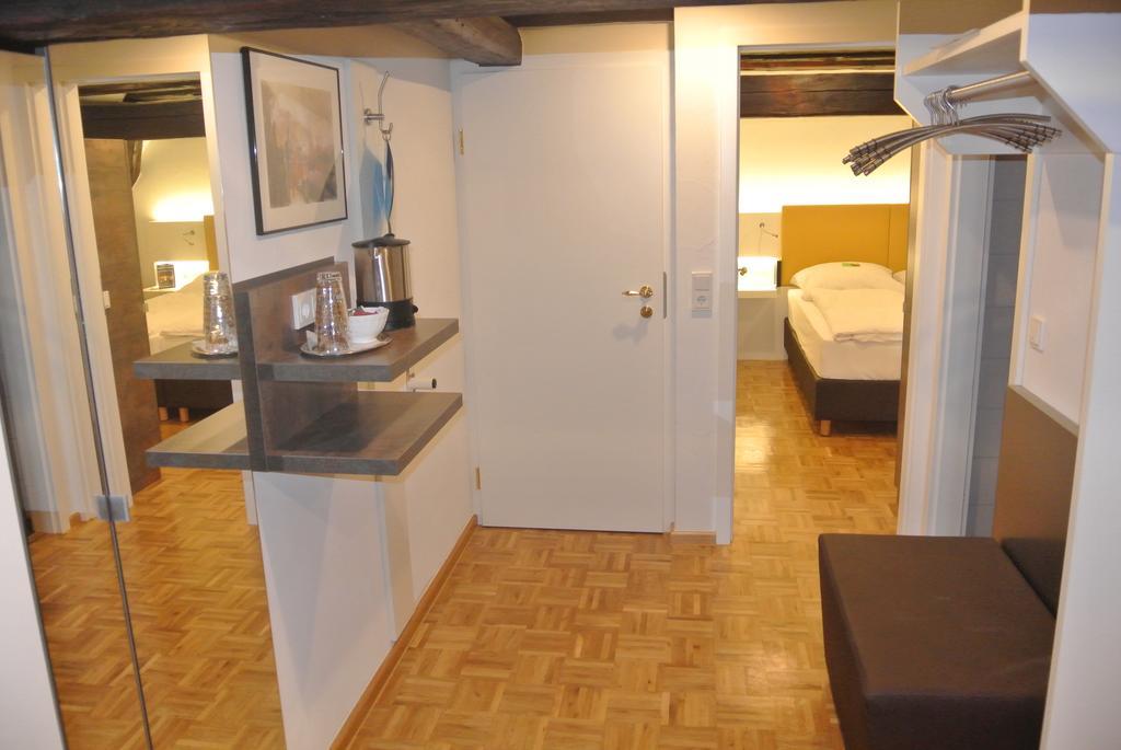 Hotel-Restaurant Goldenes Lamm ดิงเคลส์บืล ห้อง รูปภาพ