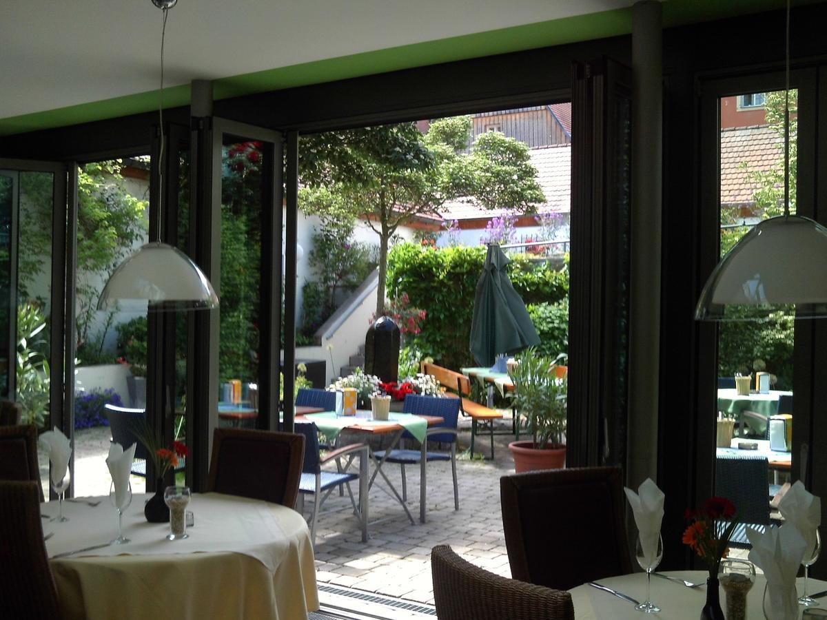 Hotel-Restaurant Goldenes Lamm ดิงเคลส์บืล ภายนอก รูปภาพ
